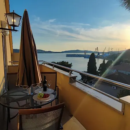 Penava, Private Beach, Pool And 7min To 3* Trogir