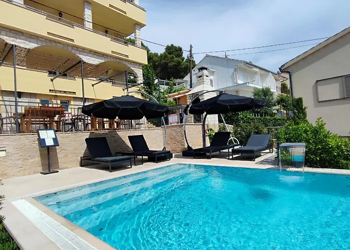 Lejlighedshotel Penava, Private Beach, Pool And 7min To