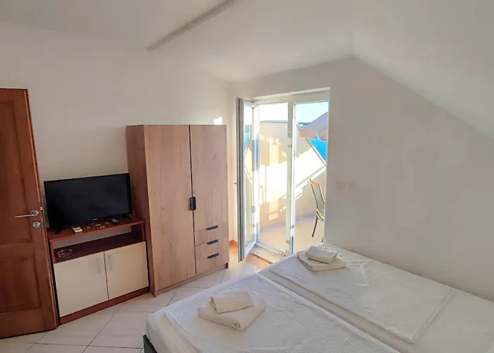 Penava, Private Beach, Pool And 7min To
