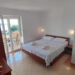 아파트호텔 Penava, Private Beach, Pool And 7min To 트로기르