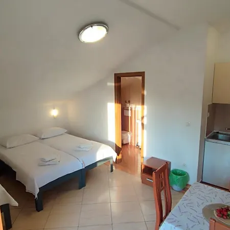 Penava, Private Beach, Pool And 7min To מלון דירות טרוגיר