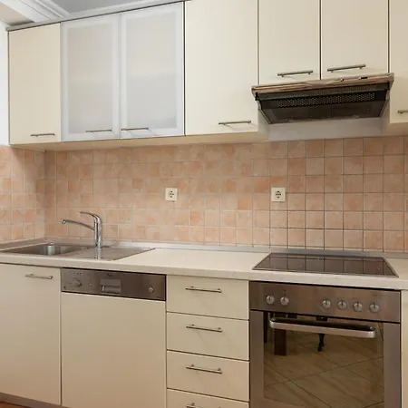Penava, Private Beach, Pool And 7min To Aparthotel Trogir