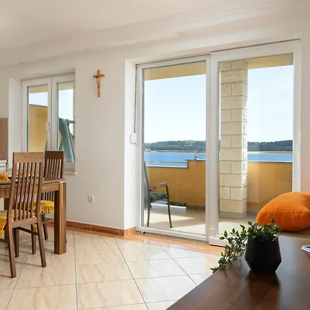 Penava, Private Beach, Pool And 7min To Aparthotel Trogir