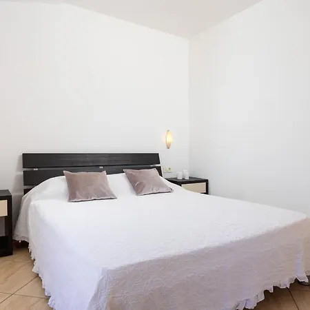 Penava, Private Beach, Pool And 7min To Aparthotel Trogir