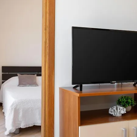 Penava, Private Beach, Pool And 7min To 3* Trogir