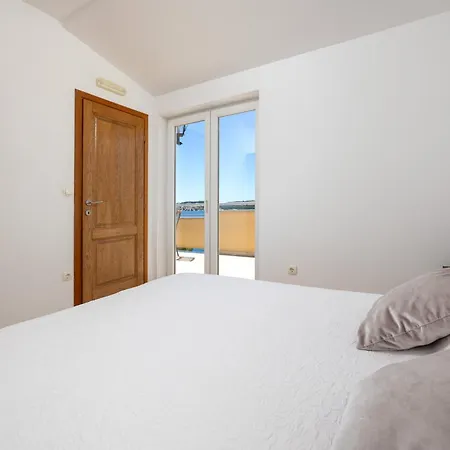 Penava, Private Beach, Pool And 7min To Aparthotel Trogir