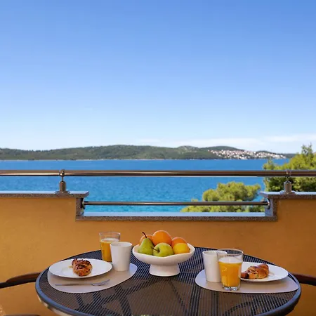 Aparthotel Penava, Private Beach, Pool And 7min To Trogir