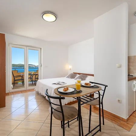 Aparthotel Penava, Private Beach, Pool And 7min To 3*