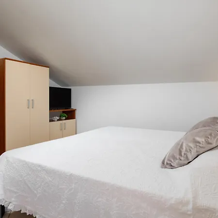 Penava, Private Beach, Pool And 7min To Aparthotel Trogir