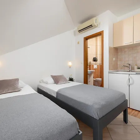 Aparthotel Penava, Private Beach, Pool And 7min To Trogir