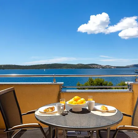 Penava, Private Beach, Pool And 7min To Aparthotel Trogir