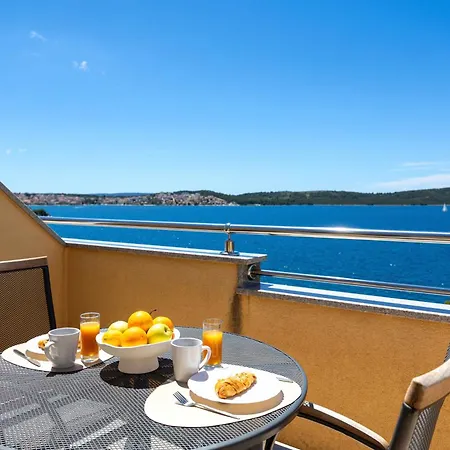 Aparthotel Penava, Private Beach, Pool And 7min To Trogir