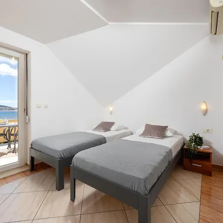 Penava, Private Beach, Pool And 7min To 3* Trogir