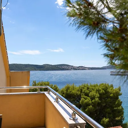 Penava, Private Beach, Pool And 7min To Trogir