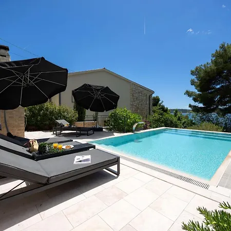 Aparthotel Penava, Private Beach, Pool And 7min To Trogir