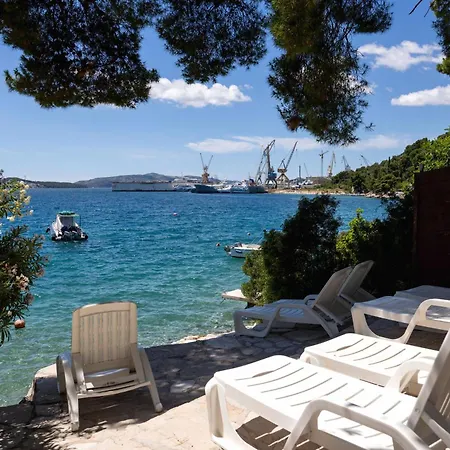 Penava, Private Beach, Pool And 7min To Trogir