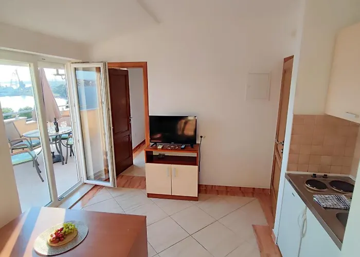 Penava, Private Beach, Pool And 7min To Aparthotel Trogir