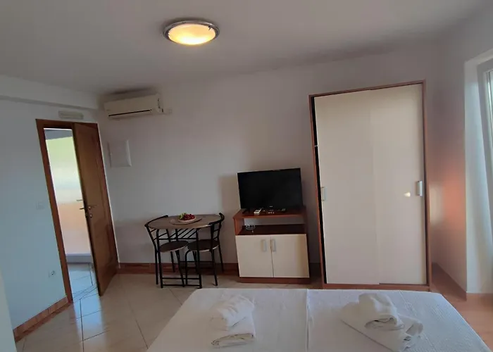Apartmanhotel Penava, Private Beach, Pool And 7min To
