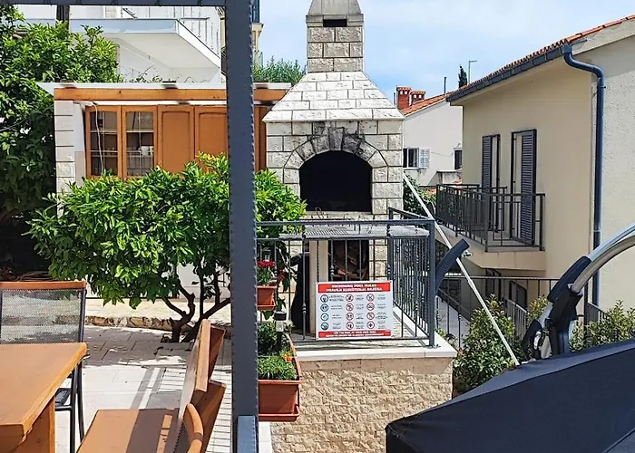 Penava, Private Beach, Pool And 7min To Trogir