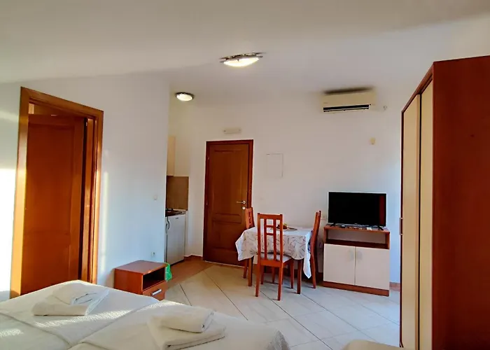 Apartmanhotel Penava, Private Beach, Pool And 7min To