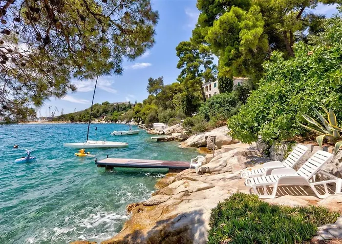 Aparthotel Penava, Private Beach, Pool And 7min To 3*