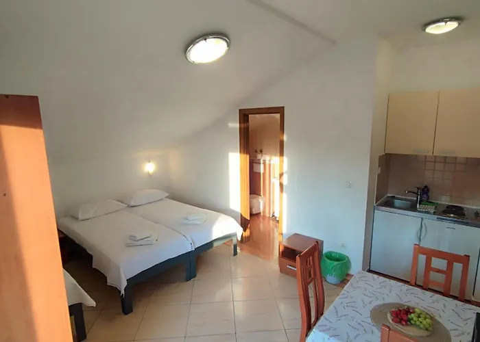 Penava, Private Beach, Pool And 7min To Aparthotel Trogir