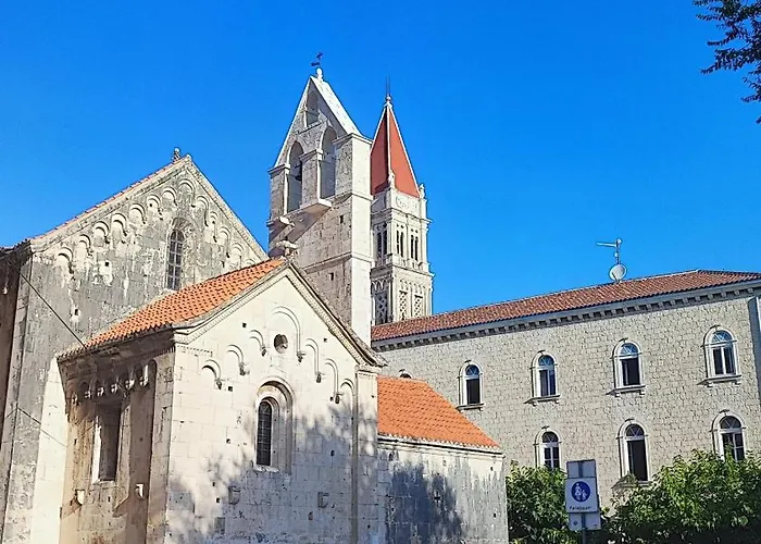 Penava, Private Beach, Pool And 7min To 3* Trogir