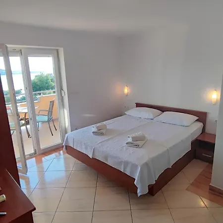 Apartmanhotel Penava, Private Beach, Pool And 7min To Trogir