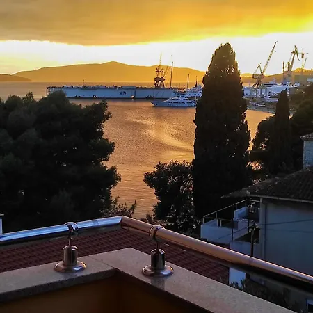 Penava, Private Beach, Pool And 7min To Aparthotel Trogir