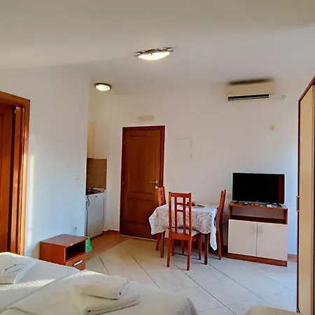 Apartmanhotel Penava, Private Beach, Pool And 7min To