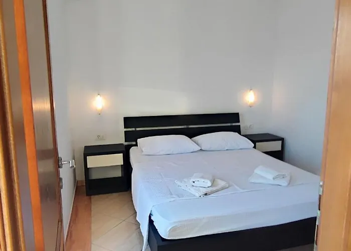 Penava, Private Beach, Pool And 7min To Trogir