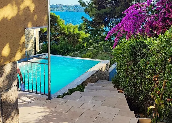 Penava, Private Beach, Pool And 7min To Trogir