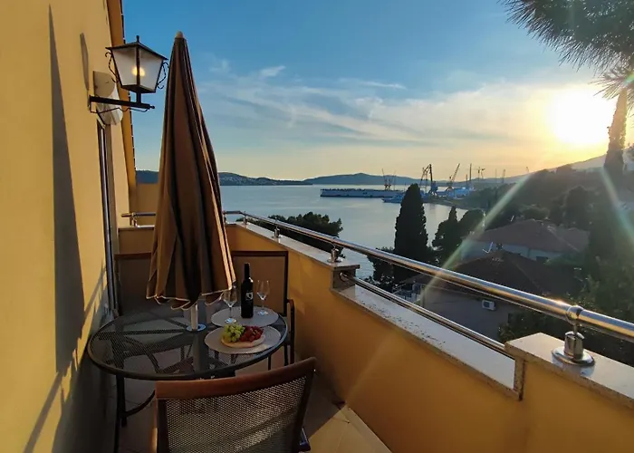 Penava, Private Beach, Pool And 7min To 3* Trogir